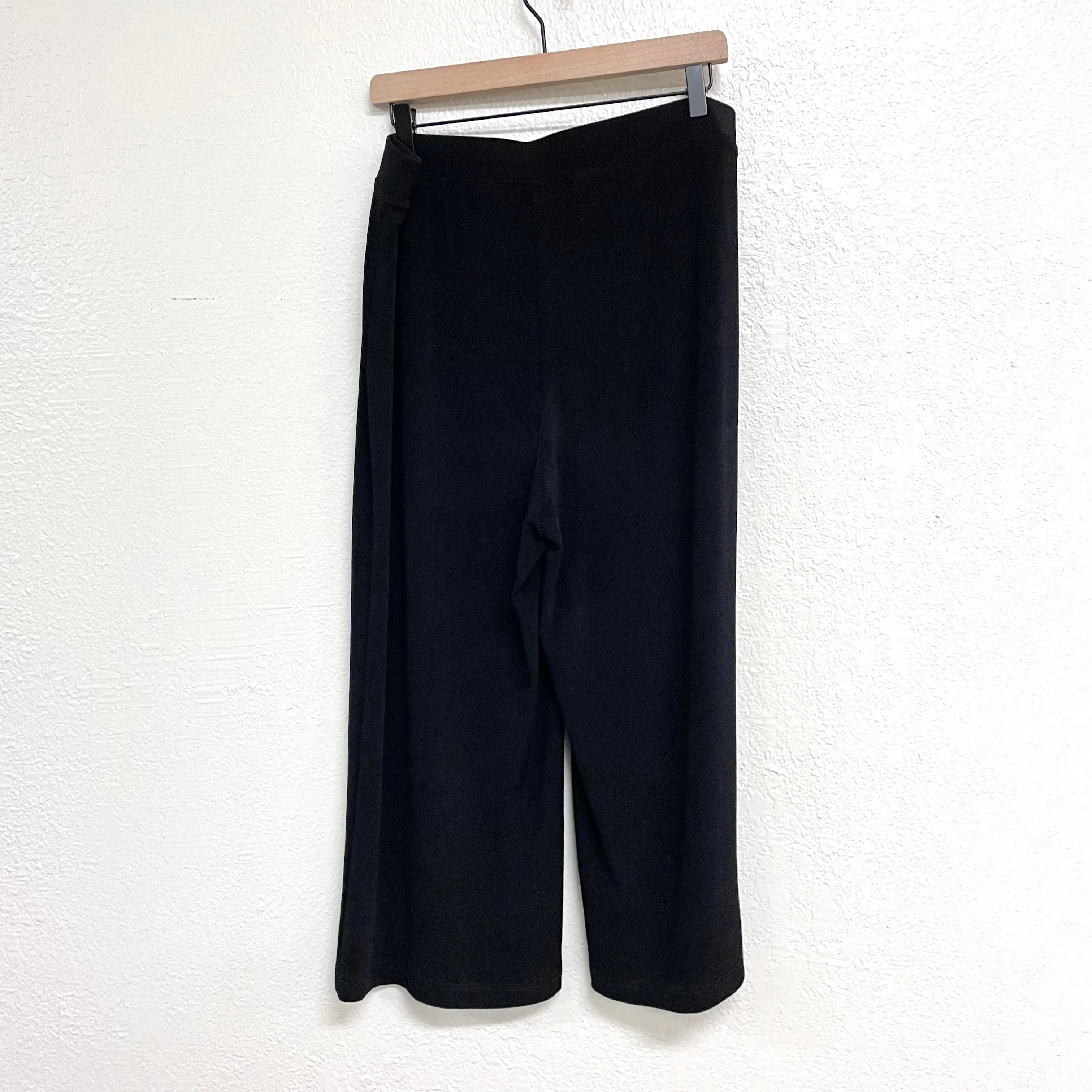 Stretch Pull On Capri Pants